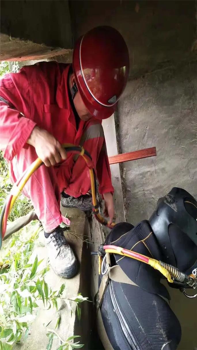 镇江市扬中市打捞队 水下打捞公司.经验丰富的潜水员,提供